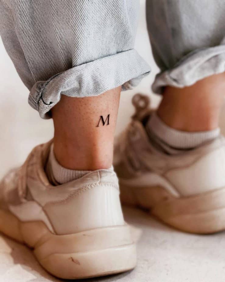 1. Tatuaggio alla caviglia con lettera 