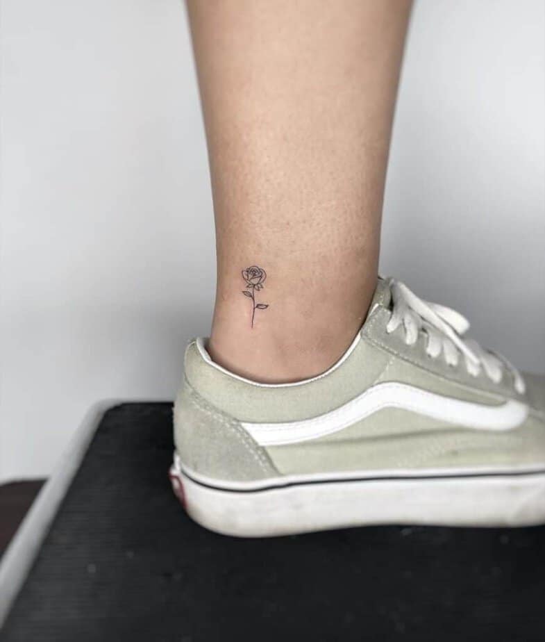 18. Un piccolo tatuaggio sulla caviglia raffigurante una rosa 