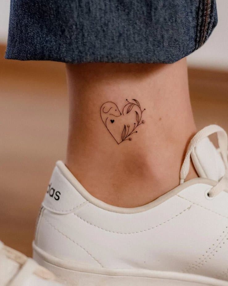 21. Un piccolo tatuaggio sulla caviglia raffigurante un cuore a forma di cucciolo.