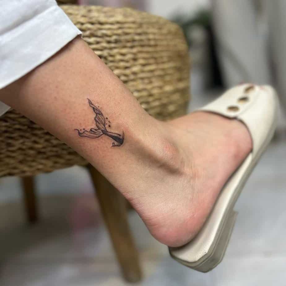 22. Tatuaggio alla caviglia con coda di sirena