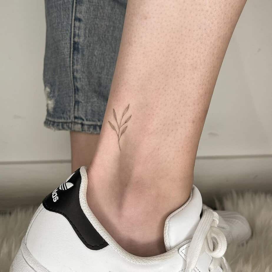 3. Un piccolo tatuaggio alla caviglia raffigurante un ramo d'ulivo 