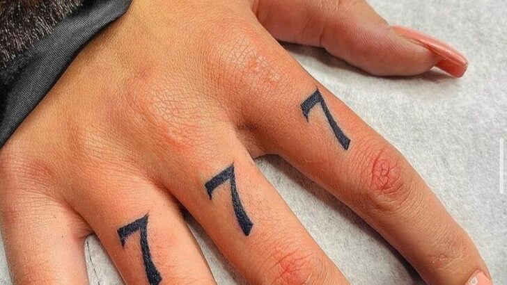 24 tatuaggi con il numero dell'angelo 777 per portare fortuna.