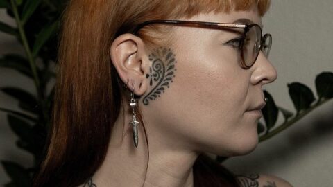 24 affascinanti idee di tatuaggi sul viso per le donne.