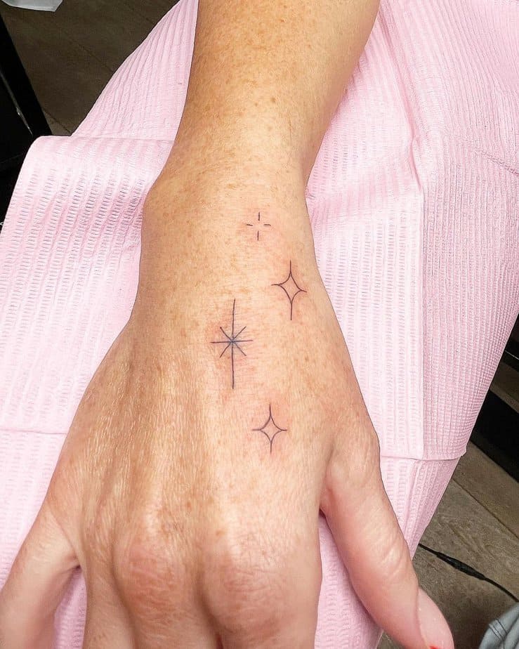 24. Un disegno del tatuaggio con scintille sulla mano