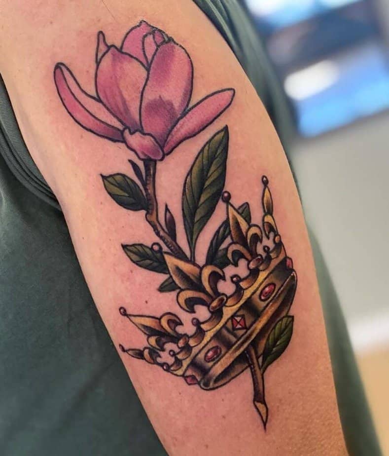 13. Tatuaggio tradizionale con corona di magnolia 