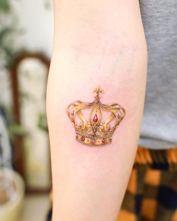 14. Un tatuaggio realistico a forma di corona 
