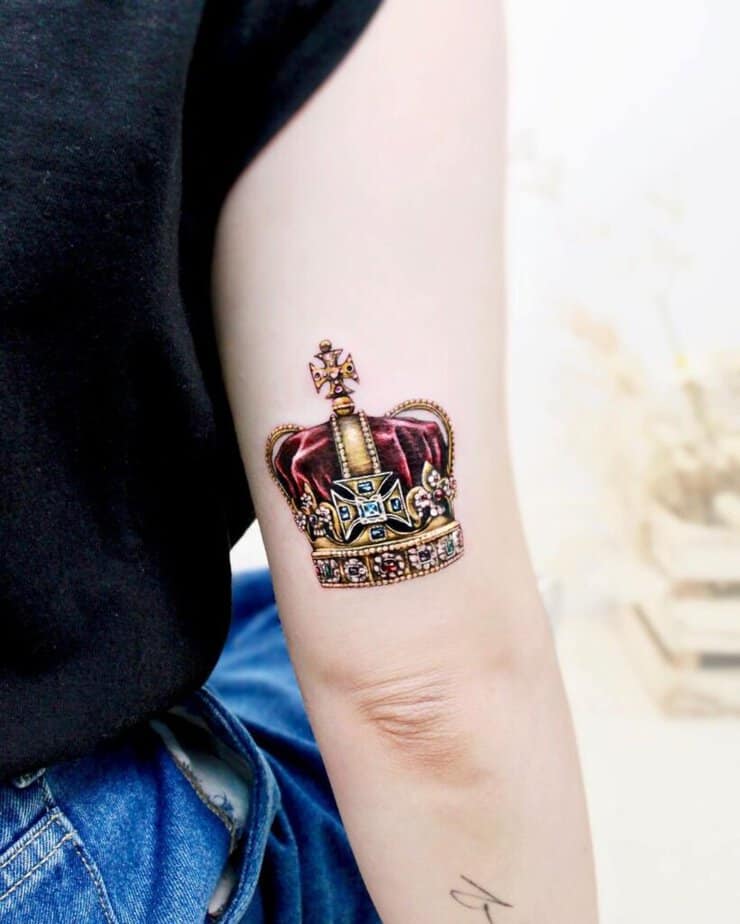 15. Tatuaggio della corona reale 
