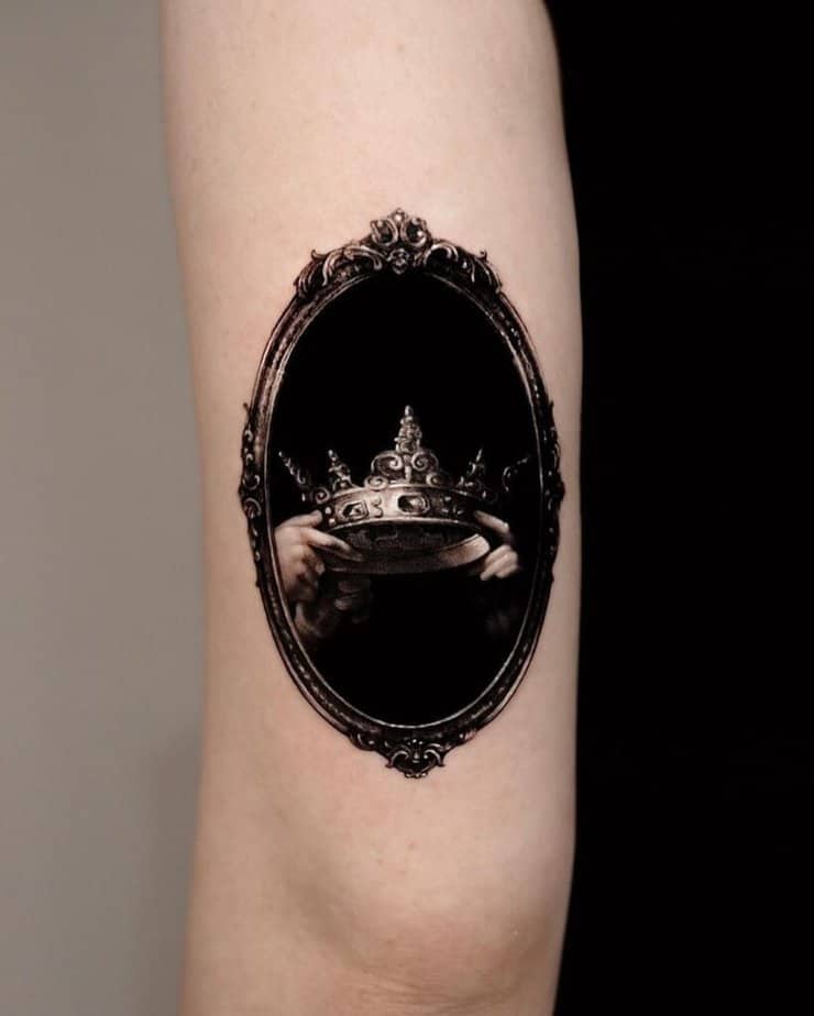 16. Tatuaggio di una corona nera