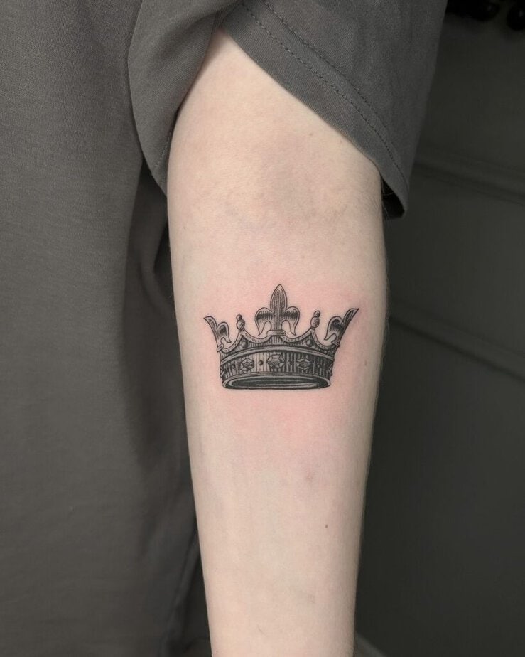 18. Un semplice tatuaggio a forma di corona sull'avambraccio 