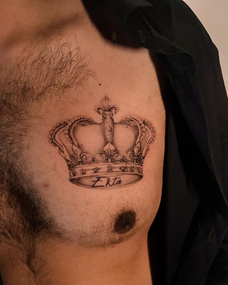19. Tatuaggio di una corona grande e audace sul petto