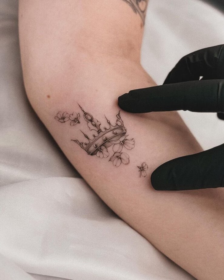 21. Tatuaggio a corona a linee sottili con fiori