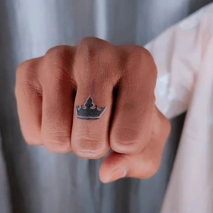 25. Tatuaggio di una corona sul dito