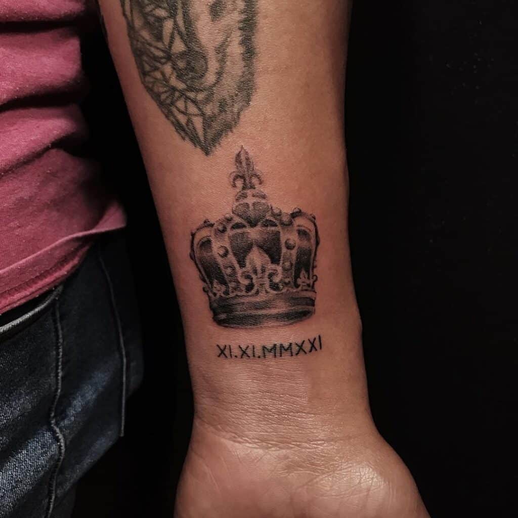 7. Tatuaggio di una corona con numeri romani sul polso