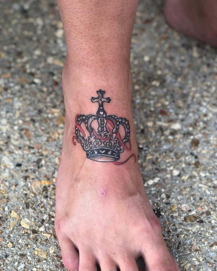 9. Tatuaggio di una corona sul piede