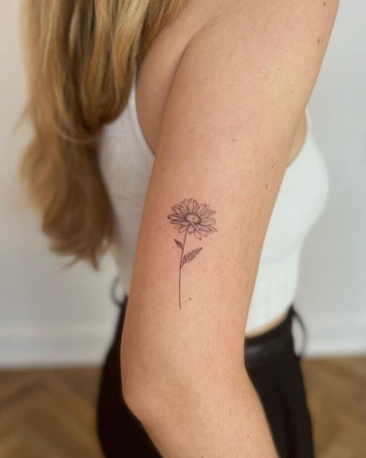 1. A simple and sleek daisy tattoo 