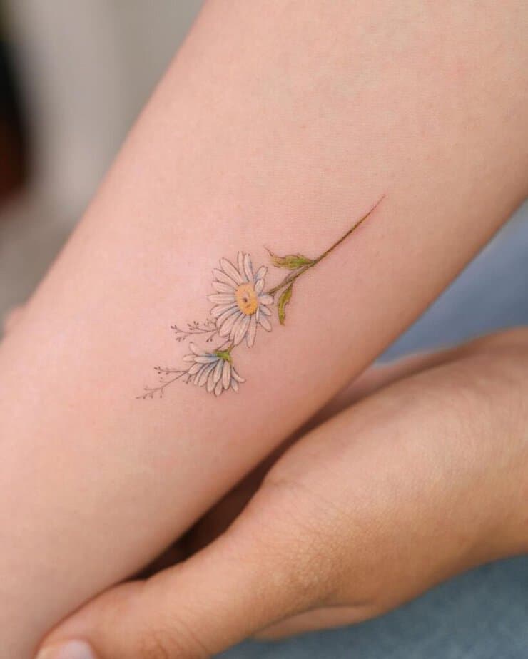 17. A dainty daisy tattoo 