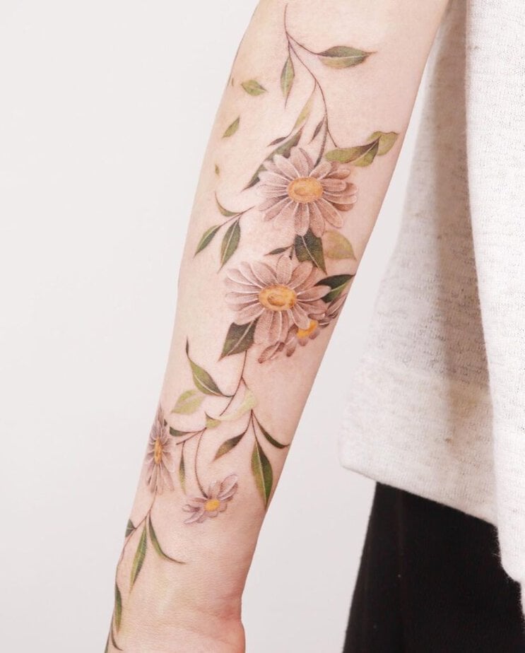 18. Un audace tatuaggio a forma di margherita su tutto il braccio 