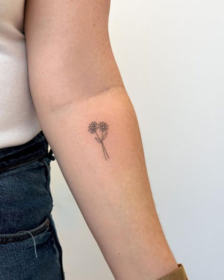 2. Un tatuaggio con due piccole margherite 