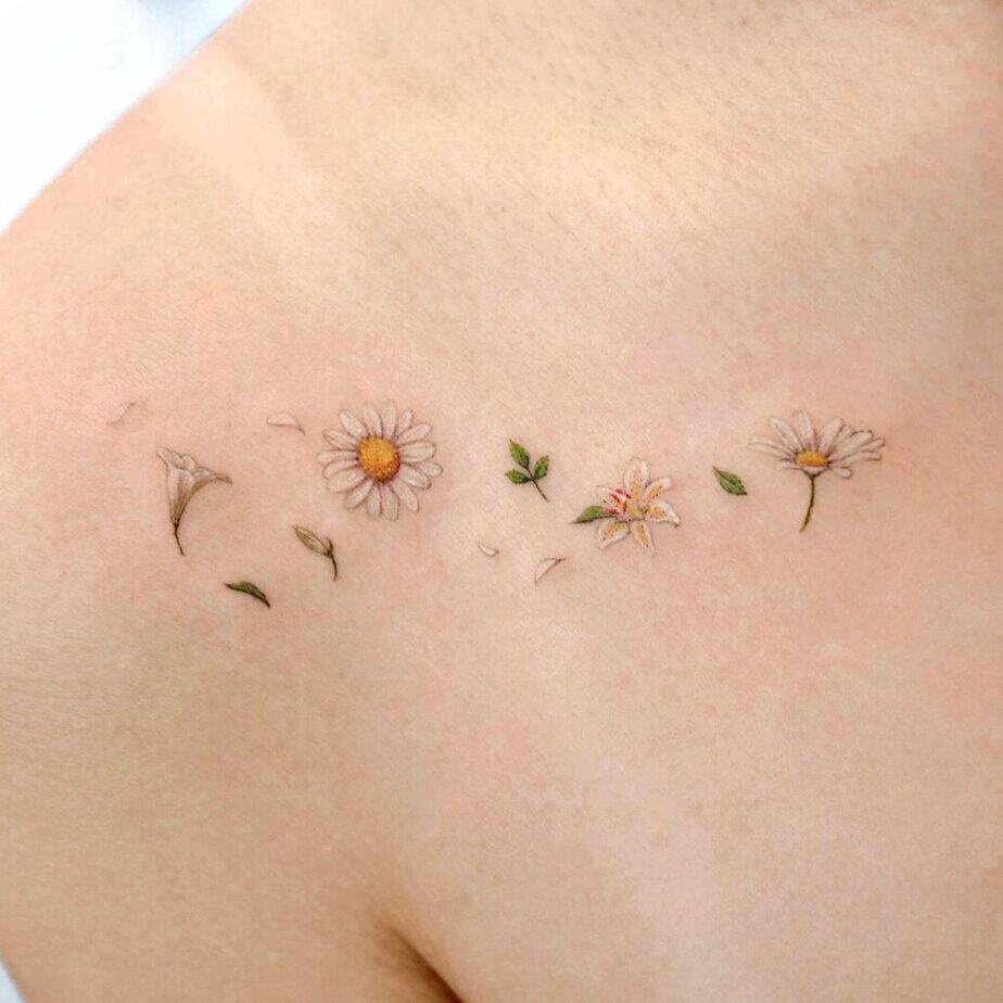 22. Un tatuaggio di margherite, gigli e petali 
