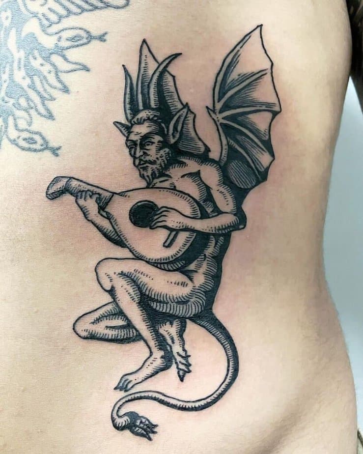 Tatuaggio con diavolo nero e grigio