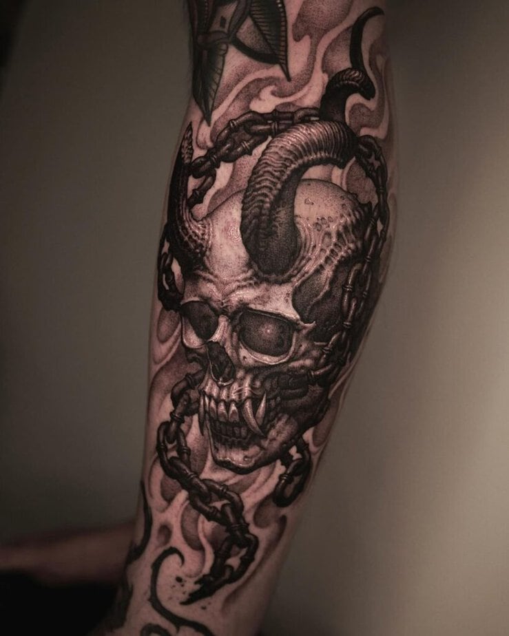 Tatuaggio con diavolo nero e grigio