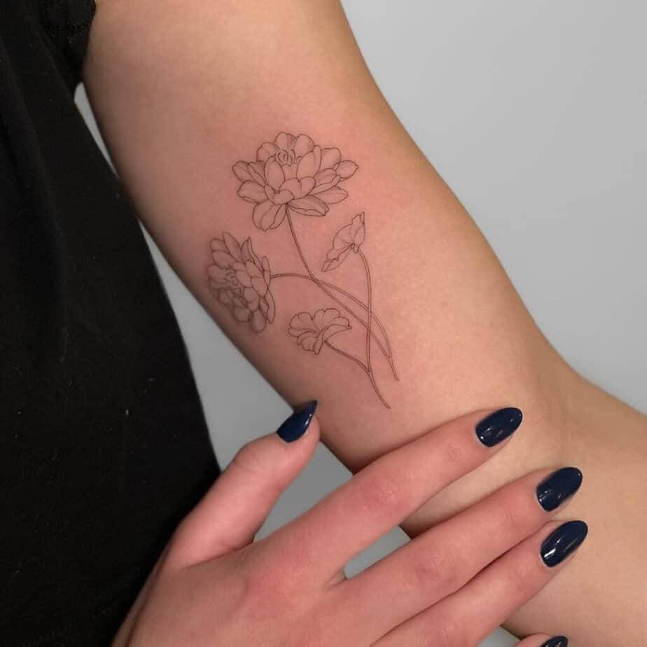 1. Un tatuaggio semplice ed elegante con una ninfea 
