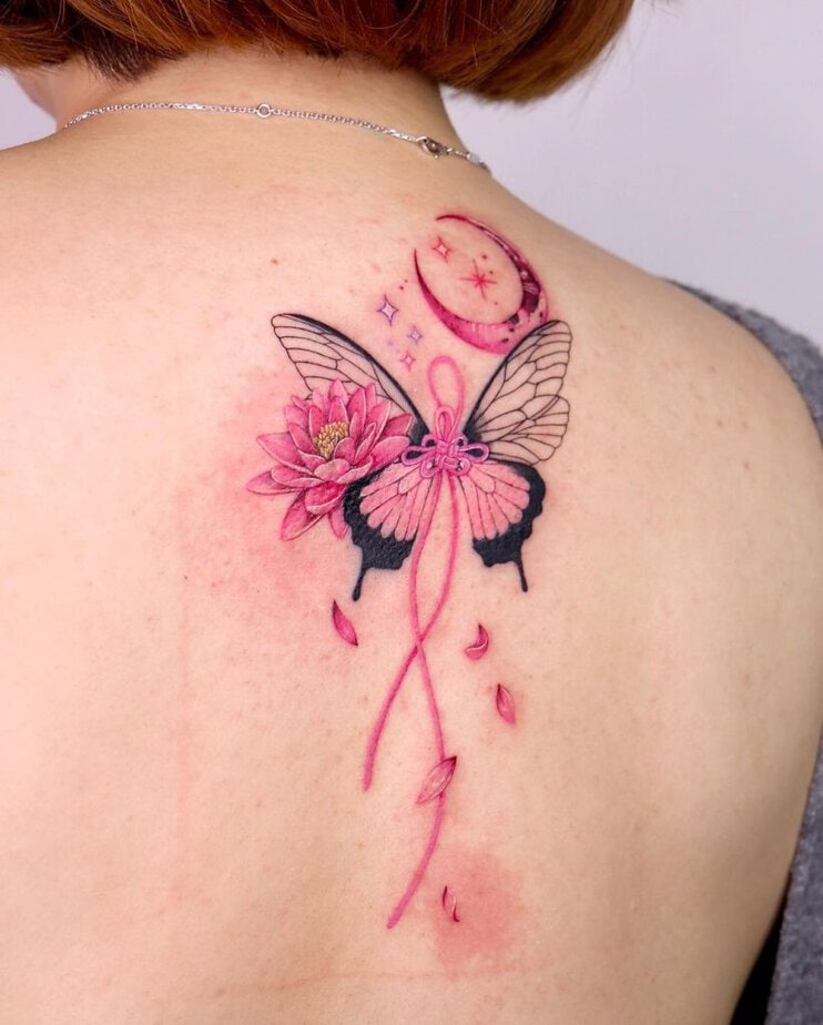11. Tatuaggio di una ninfea rosa sulla schiena