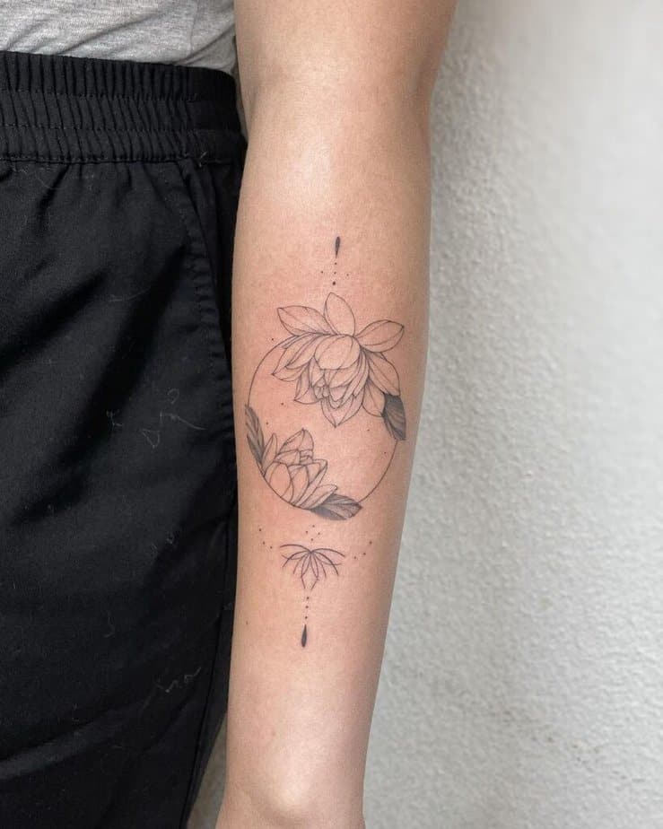 19. Tatuaggio con ninfea con punti e ornamenti 