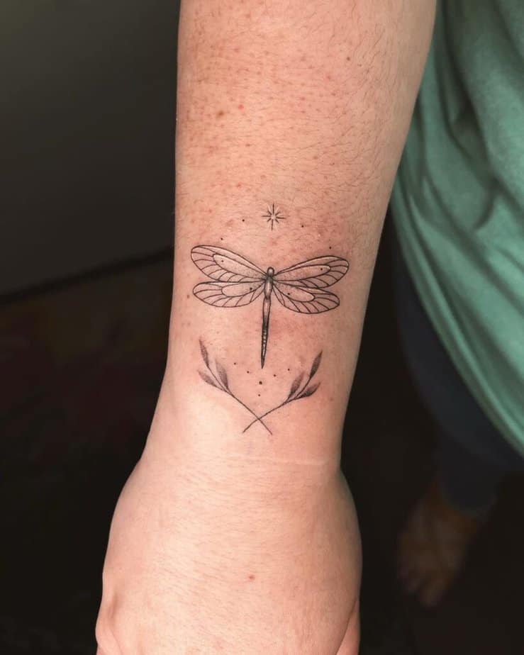10. Un tatuaggio a forma di libellula sul polso