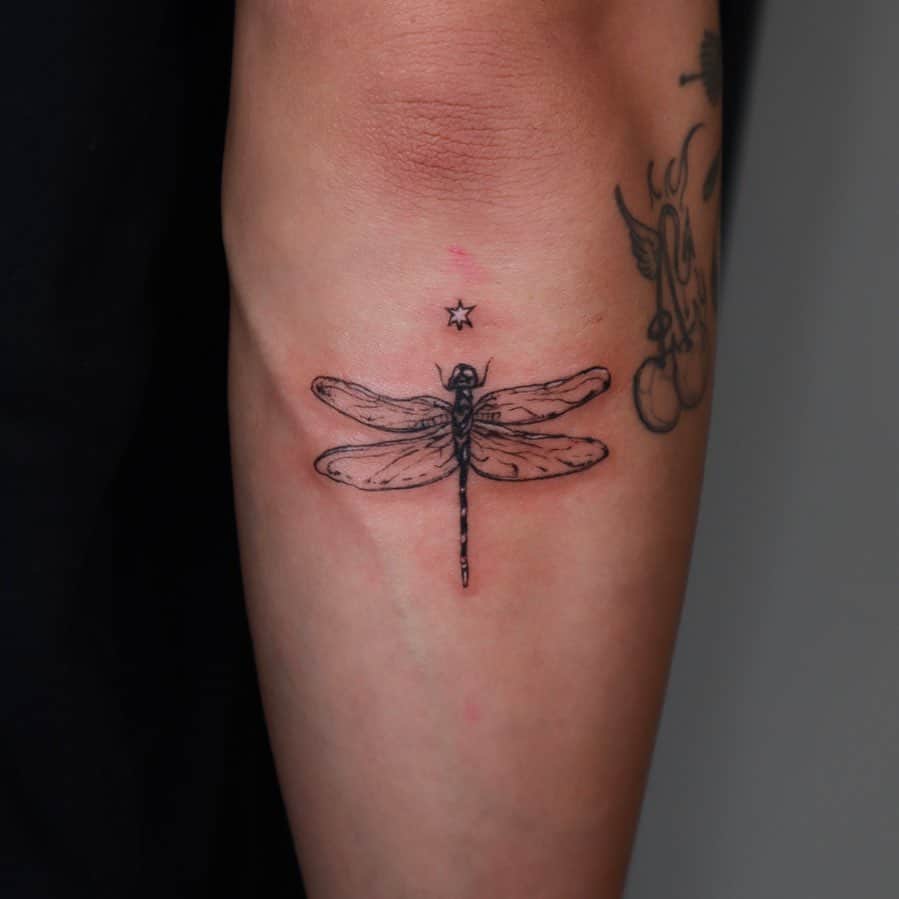 17. Un tatuaggio a forma di libellula sotto il gomito