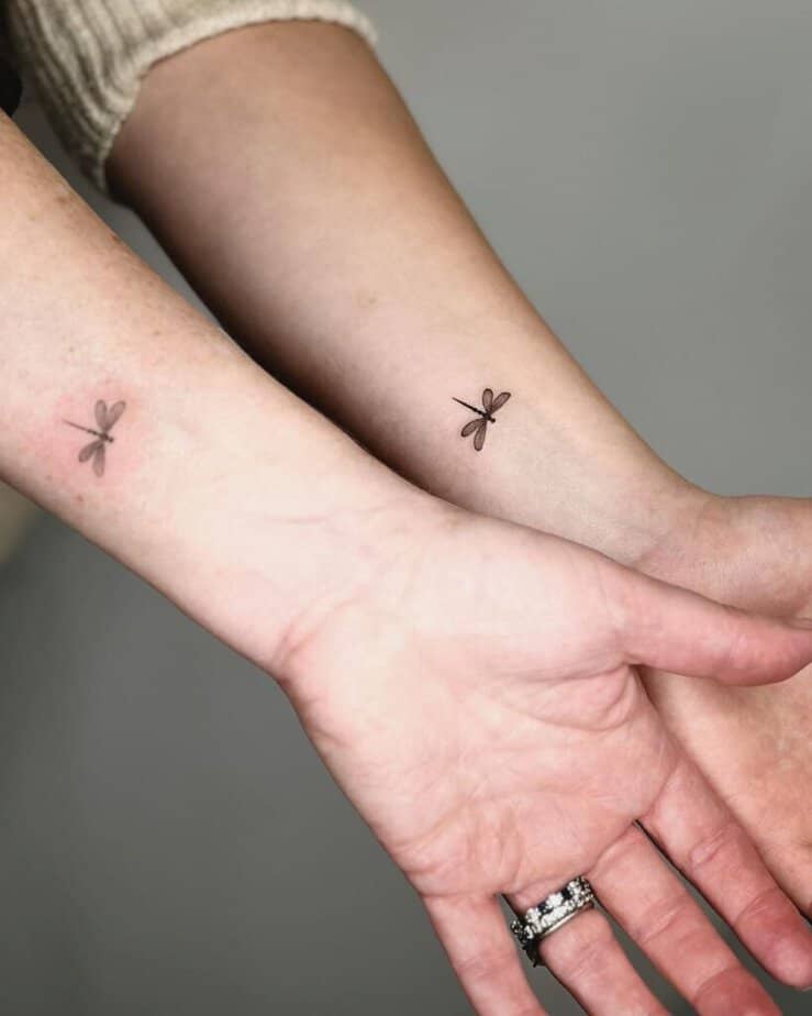 19. Un tatuaggio coordinato con una libellula 