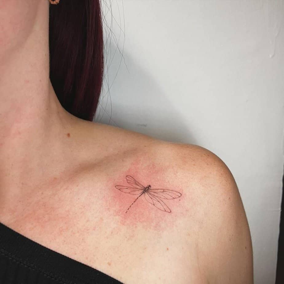 2. Un tatuaggio a forma di libellula sulla spalla 