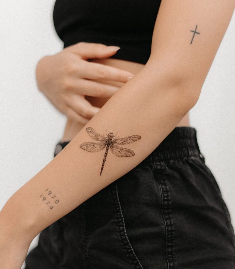 20. Tatuaggio con libellula su manica adesiva 