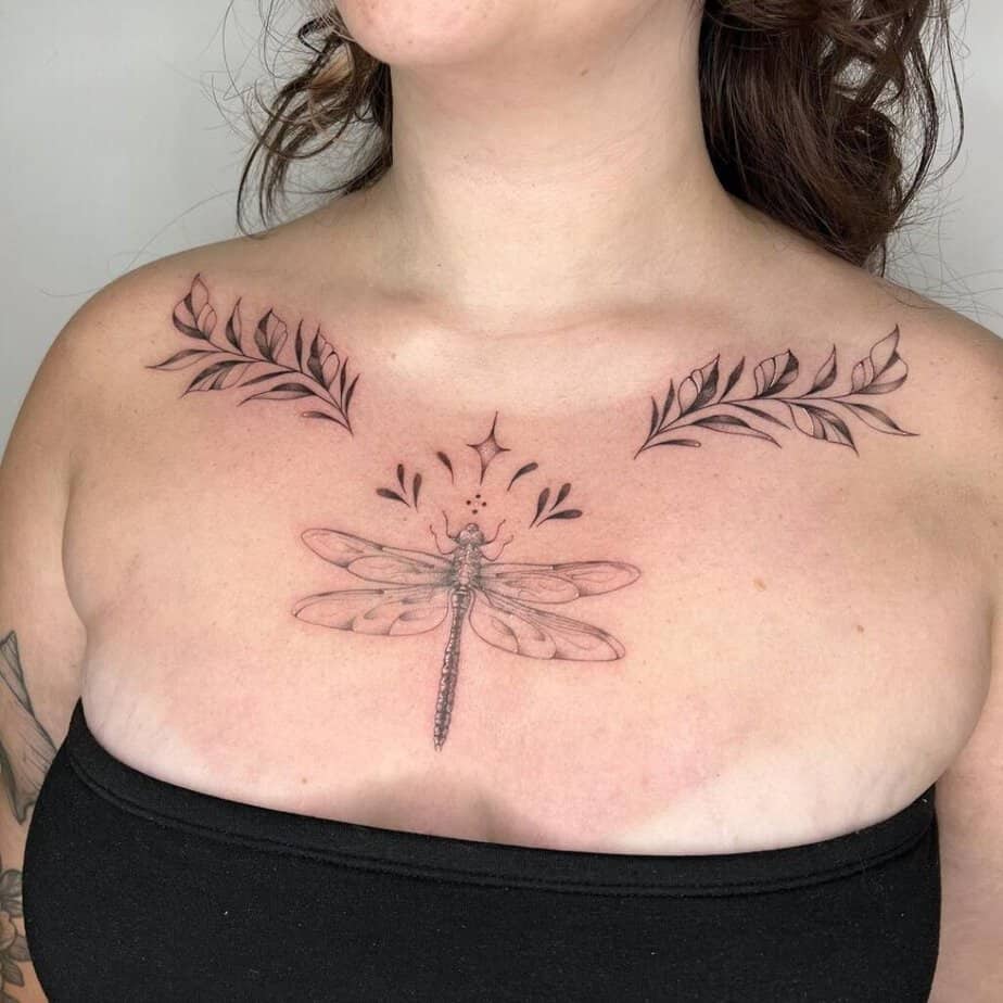 5. Un tatuaggio dettagliato a forma di libellula sul petto