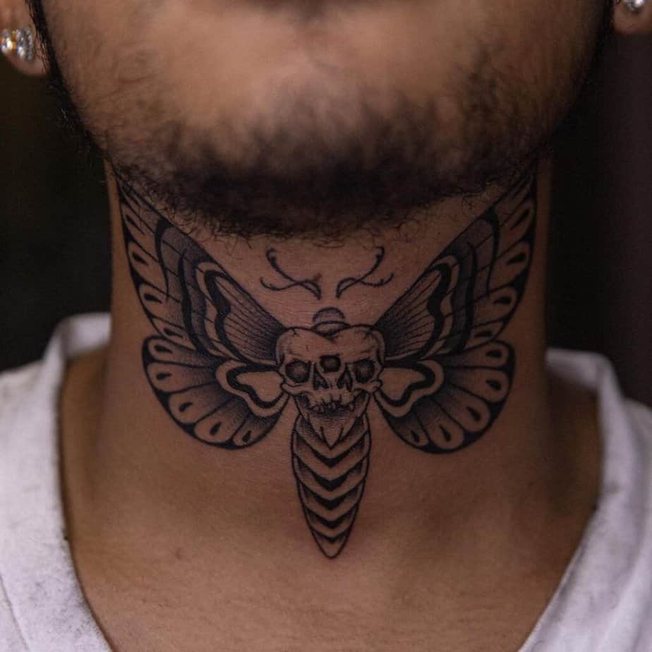 1. Il tatuaggio di una farfalla con due teschi 