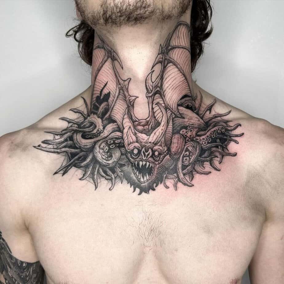 10. Un tatuaggio di un pipistrello mostruoso con tentacoli e corna 