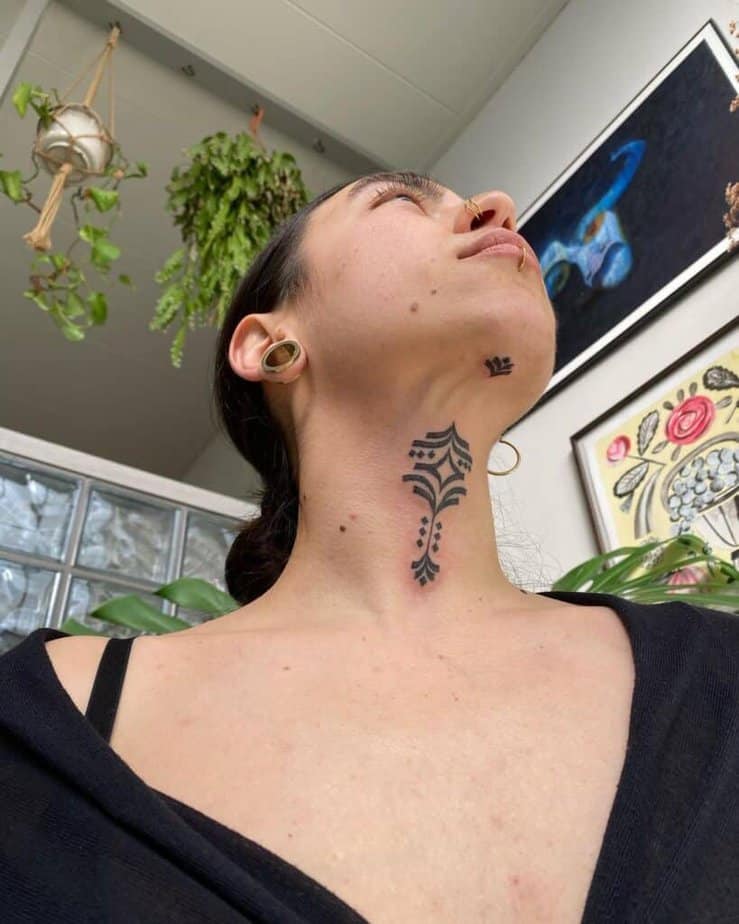 15. Un tatuaggio a forma di sigillo sulla parte anteriore del collo e sul mento.