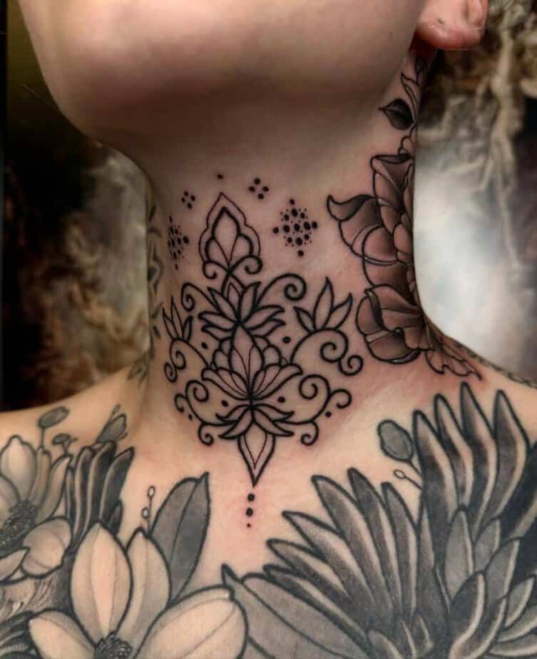18. Tatuaggio ornamentale con fiore di loto 