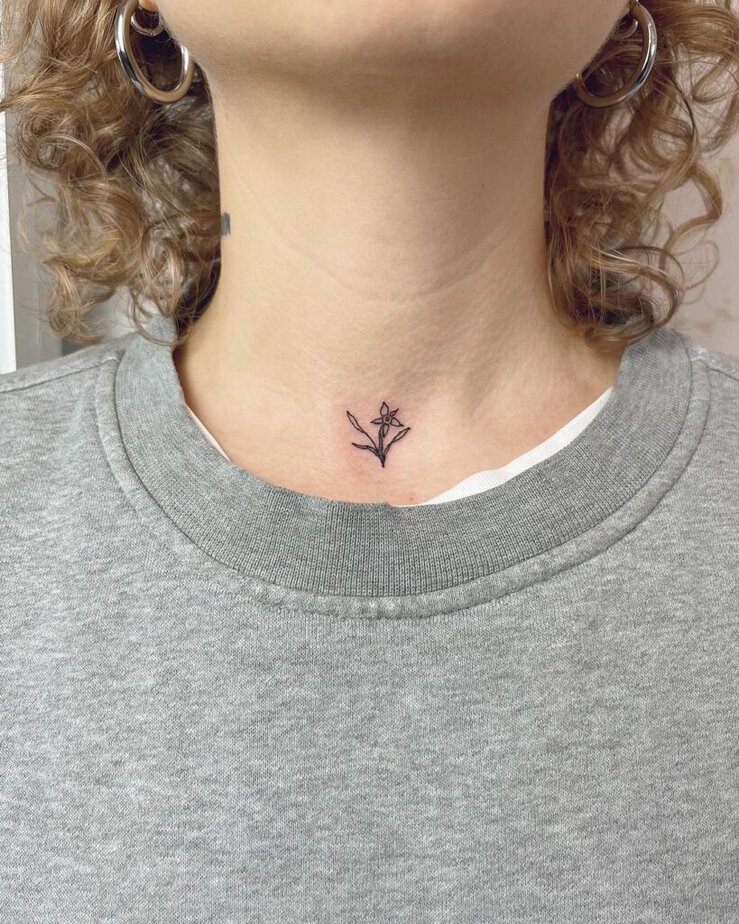 24. Un piccolo e semplice tatuaggio di un fiore sul collo.