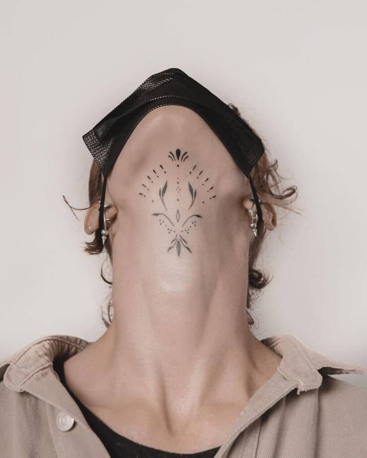 6. Un tatuaggio ornamentale sul collo 