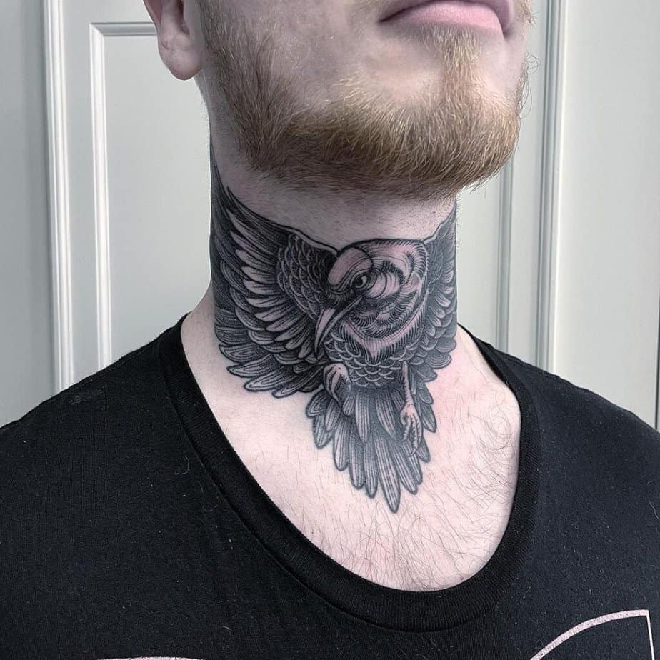 7. Un tatuaggio a forma di corvo 