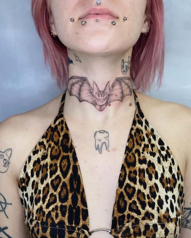 9. Un bellissimo tatuaggio a forma di pipistrello 