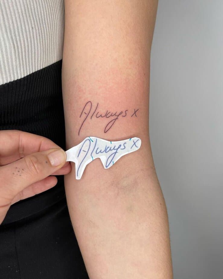 12. Un tatuaggio della parola "sempre" nella calligrafia di tua madre.