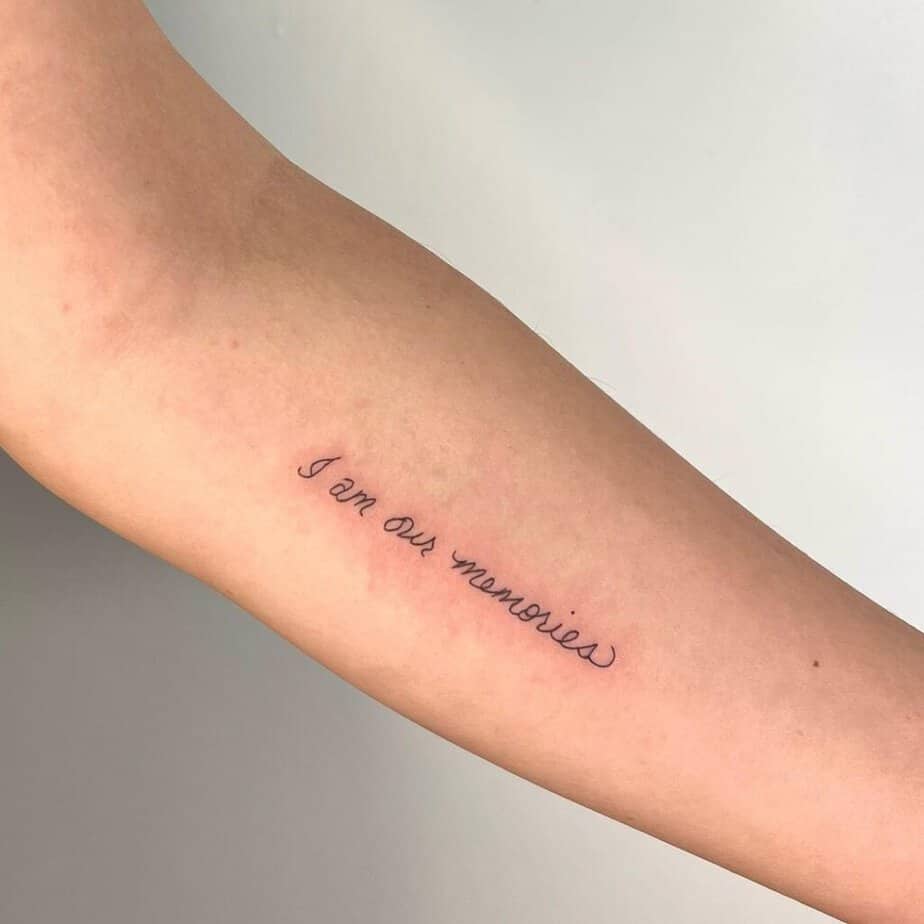 13. Un tatuaggio con la scritta "Io sono i nostri ricordi".  