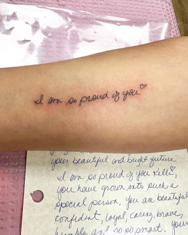 17. Un tatuaggio con la scritta "Sono così orgogliosa di te" nella calligrafia di tua madre. 