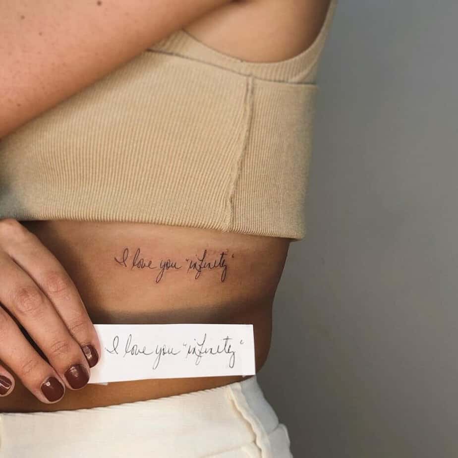 24. Un tatuaggio "Ti amo all'infinito" con la calligrafia di tua nonna.