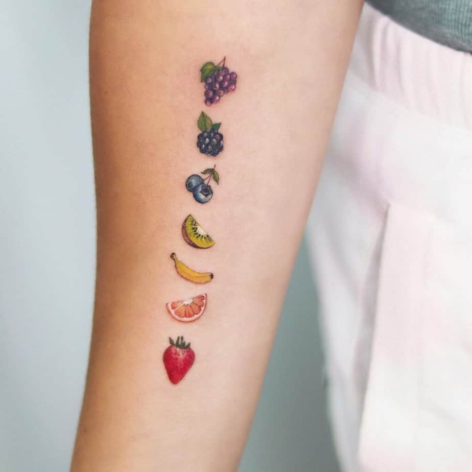 1. Tatuaggio di un piccolo frutto sul braccio