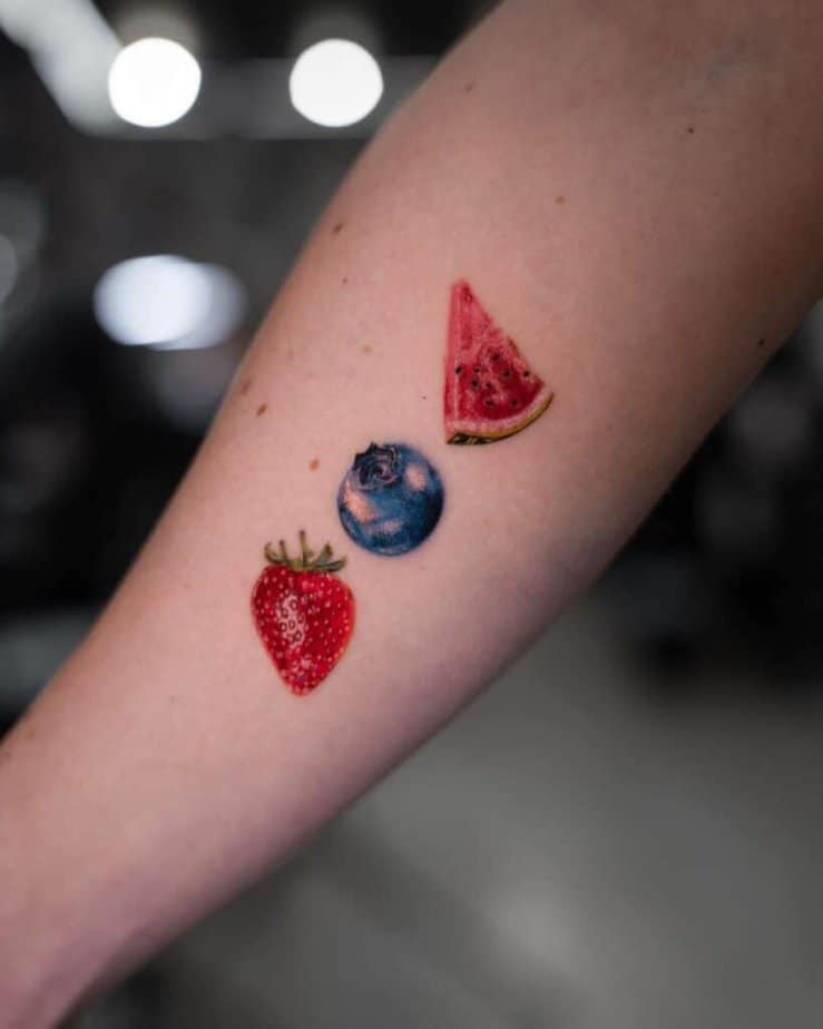 10. Un tatuaggio di frutta sul braccio