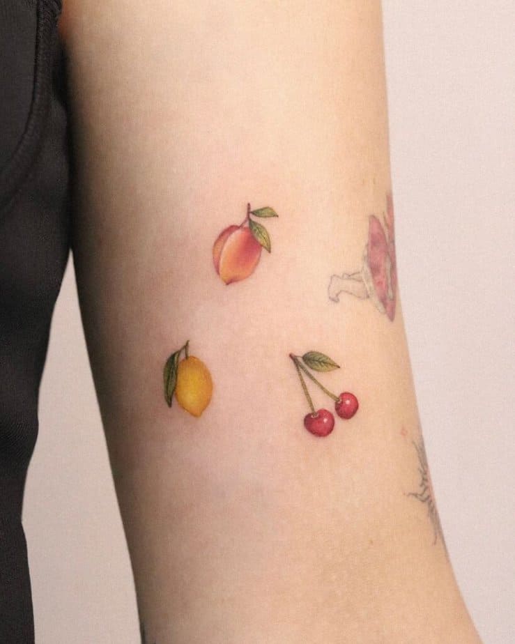 12. Un tatuaggio di frutta sul bicipite