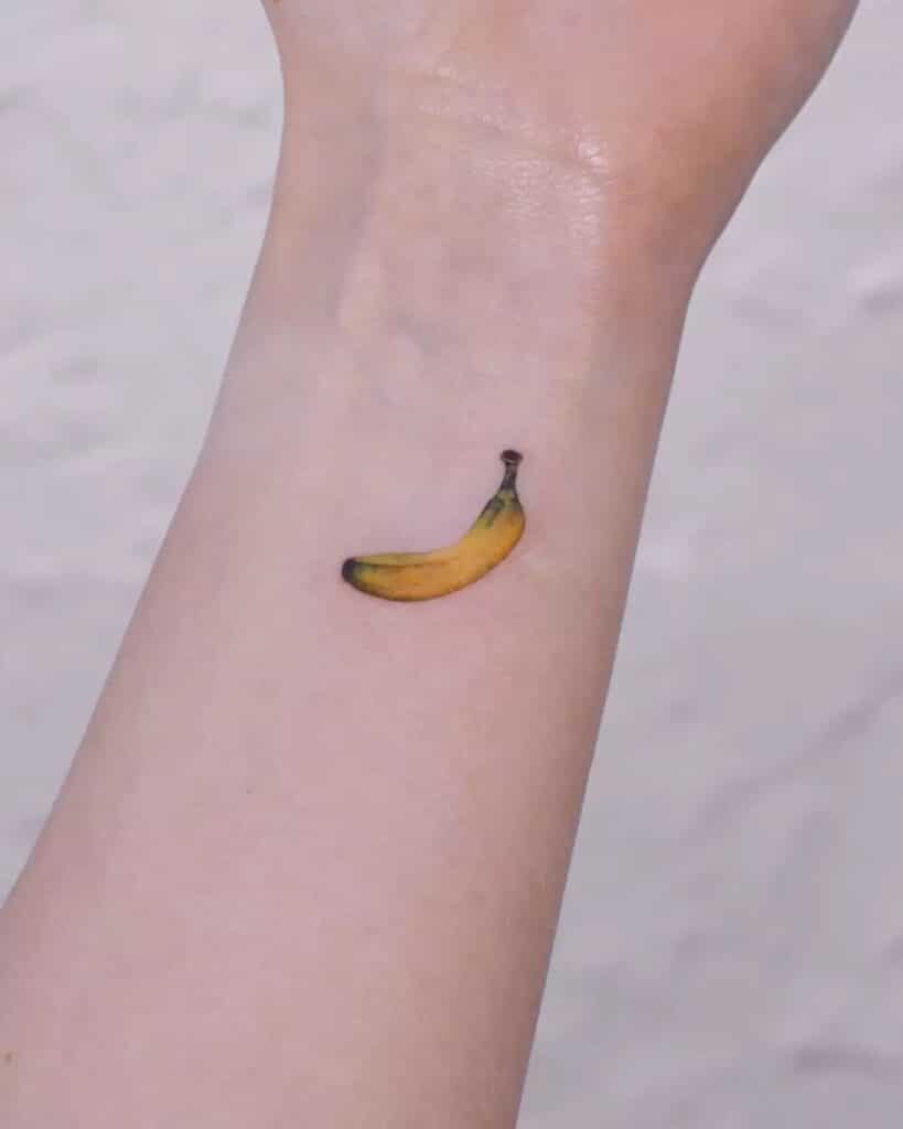 13. Tatuaggio di una banana sul polso